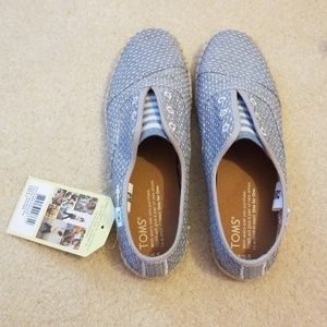 Tom's shoes never worn